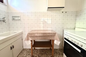 Fridge, oven, dining tables - RM01 – Senigallia, three-room apartment facing the sea with parking space (Senigallia)