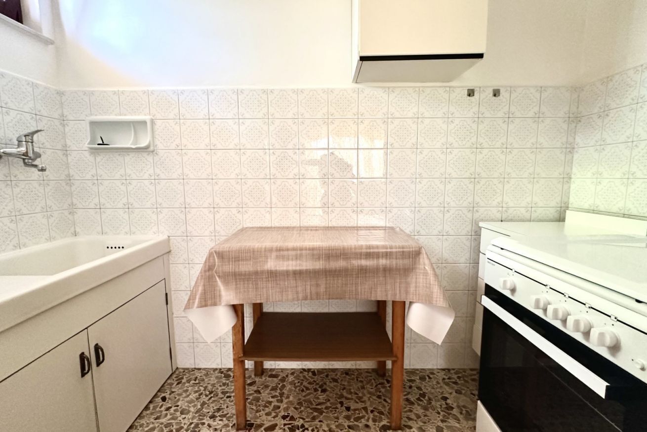 Een koelkast, een oven, eettafels