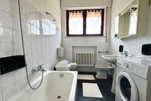 Een bidet, handdoeken