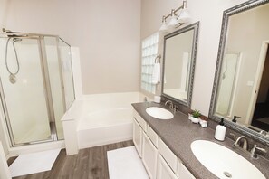 Dusche, Haartrockner, Bidet, Handtücher