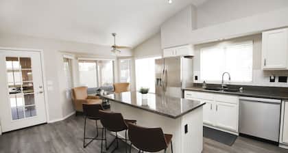 Heated Pool -4BR Near AZ AthleticGrounds with BBQ and great backyard