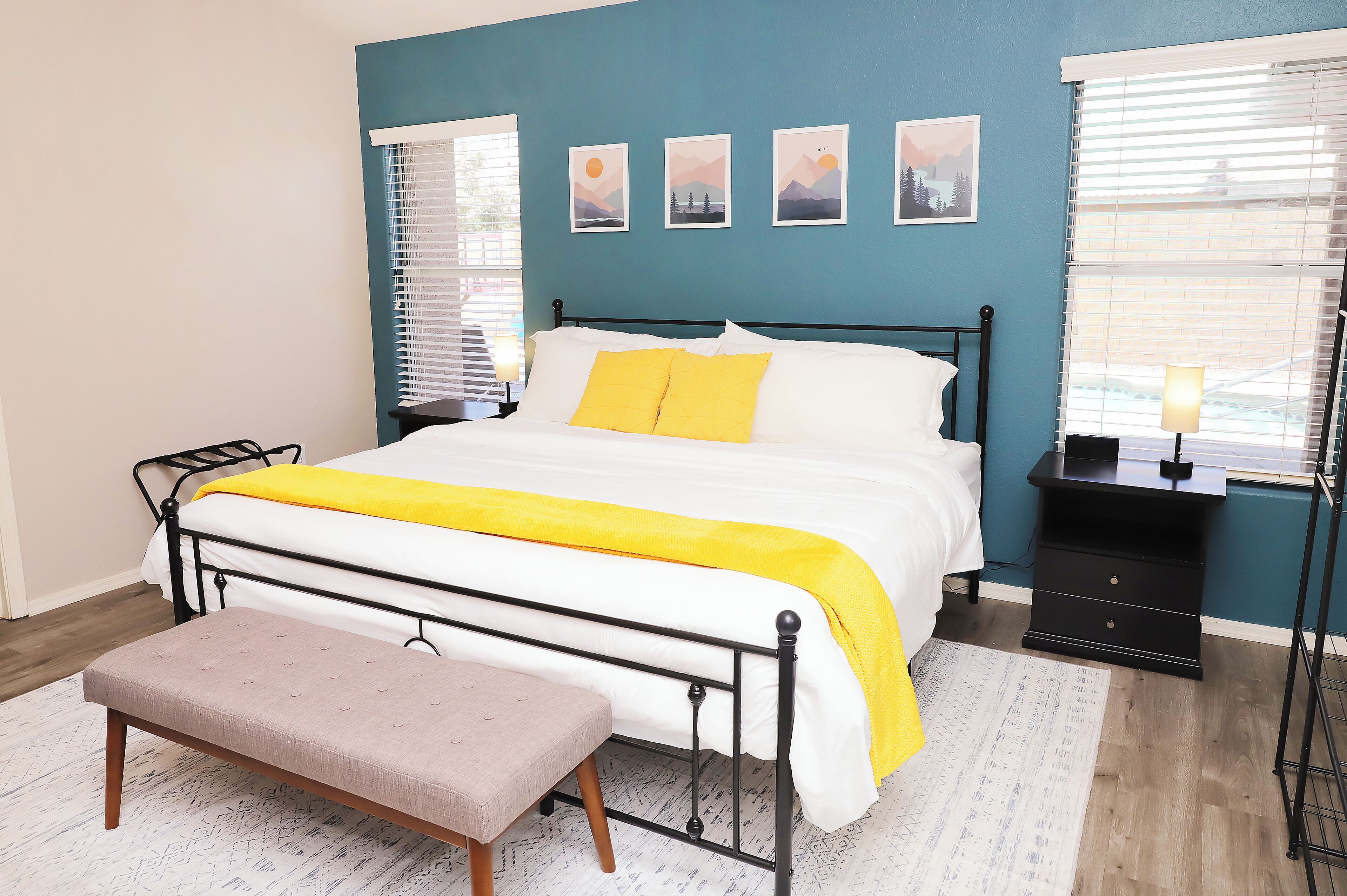 4 habitaciones, escritorio y tabla de planchar con plancha 