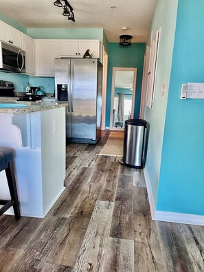 Fridge, microwave, oven, stovetop - Stunning balcony sunsets, 2 minute walk to beach, lil piece of heaven! (Navarre)