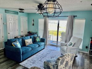 Smart TV, DVD player, books - Stunning balcony sunsets, 2 minute walk to beach, lil piece of heaven! (Navarre)