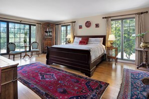 5 室のベッドルーム、セーフティボックス (室内)、デスク、アイロン / アイロン台