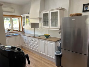 Geladeira, micro-ondas, fogão, cooktop