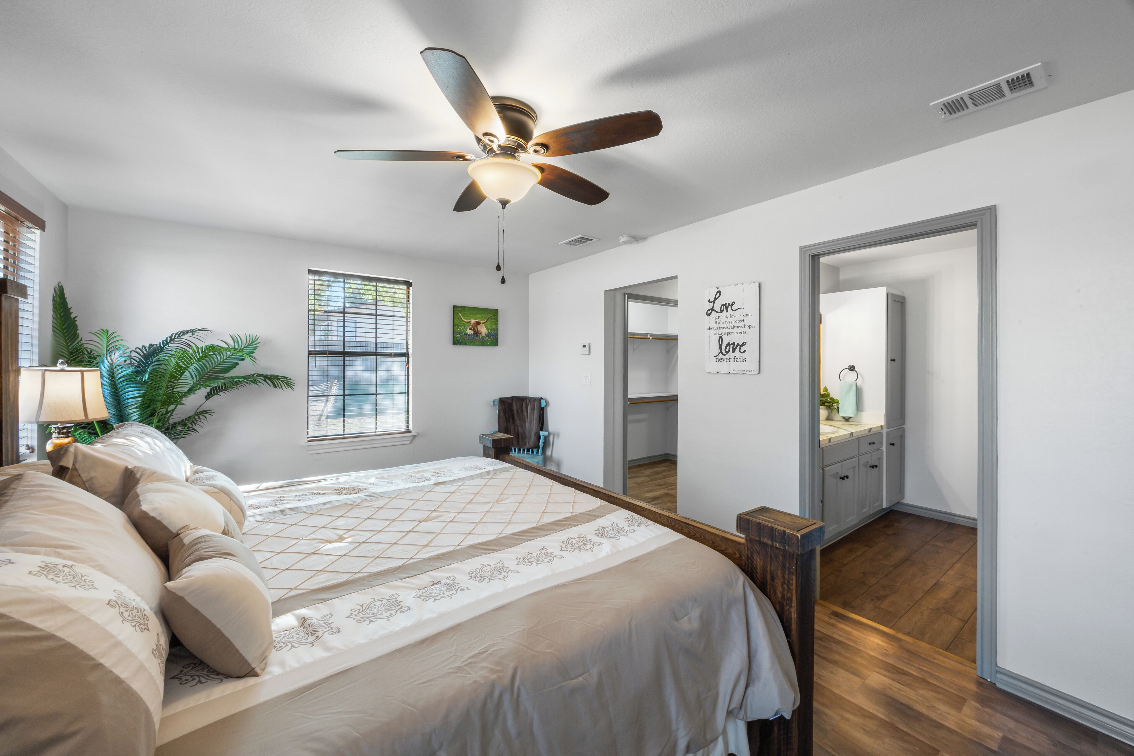 4 habitaciones, tabla de planchar con plancha, wifi y ropa de cama 