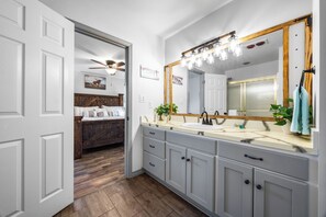 Douche, sèche-cheveux, serviettes fournies, savon