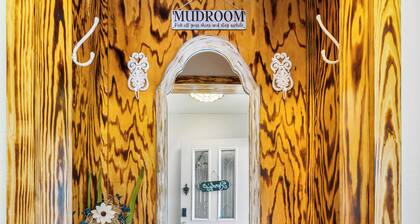 Randy's Place - Beautiful 4br W/Private Hot tub!