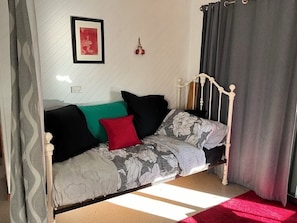 3 habitaciones, tabla de planchar con plancha, wifi y ropa de cama 