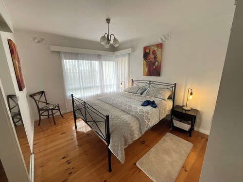 Cosy and sunlit house just a short walk to the beach and shops.