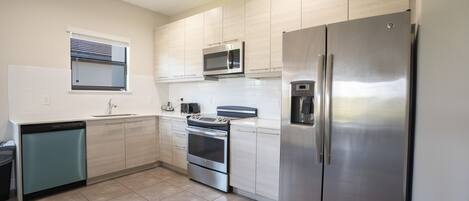 Kühlschrank, Mikrowelle, Ofen, Herdplatte