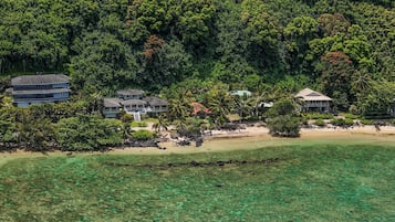 Plage à proximité, chaises longues, serviettes de plage
