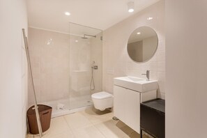 Douche, sèche-cheveux, serviettes fournies