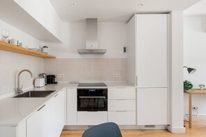 Frigorifero, microonde, forno, piano cottura