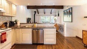 Coffee/tea maker, fridge, microwave, oven - Val D Sol Retreat: Perfect Sun Valley Base (Sun Valley)