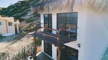 Cabane Confort, vue plage, en front de plage | Terrasse/Patio