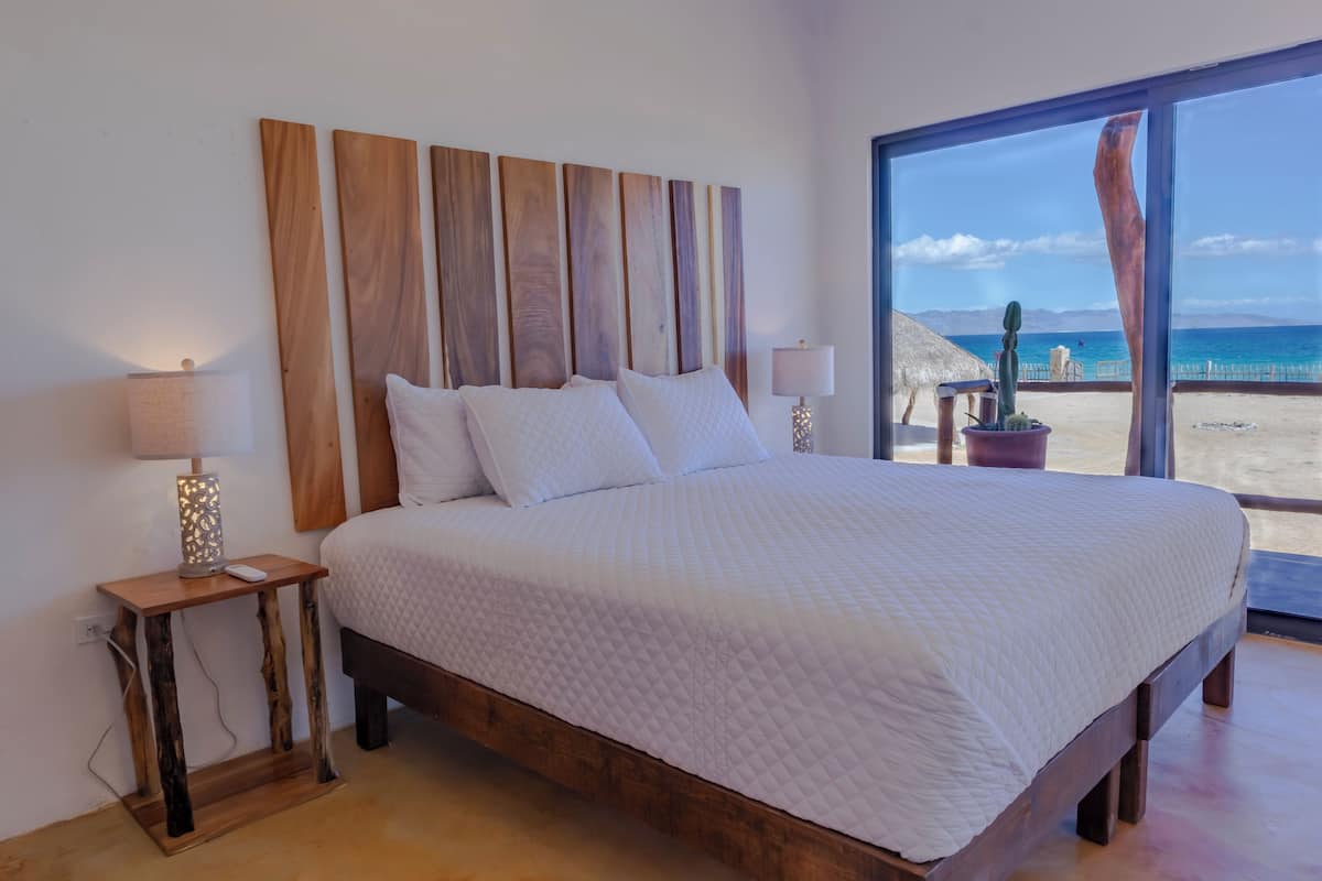 Comfort Cabin, 1 King Bed, Beach View, Beachfront | 1 bedroom, free WiFi