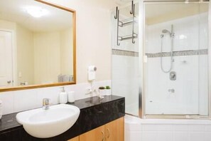 Hair dryer, towels - Gem in the Heart of Mooloolaba @ Landmark Resort (Mooloolaba)