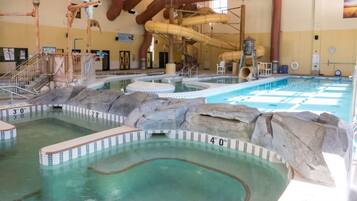 Una piscina techada, una piscina climatizada