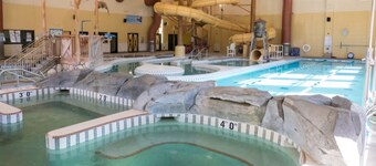 Beautiful 5 bedroom home w/ access to hot tub/pool 25 mins to Glenwood or Vail!