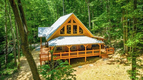 Newly Built, Secluded Log Cabin. 15 min to Downtown. Hot Tub.