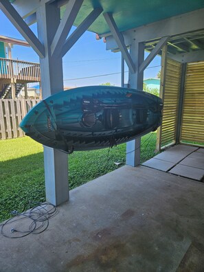 Enjoy the laid-back atmosphere with a surfboard mounted on the porch.