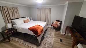 3 bedrooms, iron/ironing board, travel cot, free WiFi - Ready for Holidays! Pet friendly home, quiet neighborhood,multiple lakes,sports. (Blue Springs)