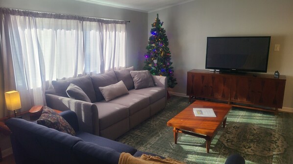 Smart TV - Ready for Holidays! Pet friendly home, quiet neighborhood, multiple large lakes. (Blue Springs)