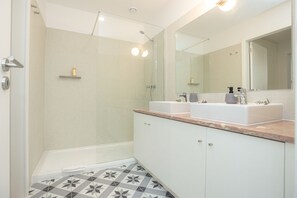 Douche, sèche-cheveux, serviettes fournies, papier toilette