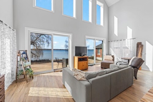 Gananoque Getaway: Discover The 1000 Islands from Your Riverfront Retreat