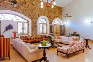 Habitación, 4 habitaciones (Patu's Heaven) | Área de sala de estar | Televisión de pantalla plana