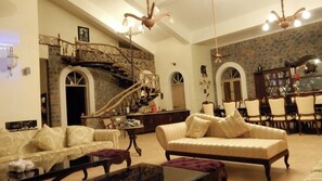 Habitación, 4 habitaciones (Patu's Heaven) | Área de sala de estar | Televisión de pantalla plana