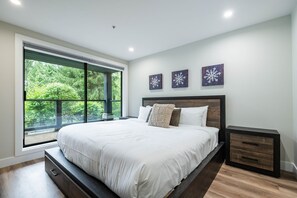 3 bedrooms, iron/ironing board, WiFi, bed sheets - Walk to Blackcomb | Complex hot tub | BBQ (Whistler)