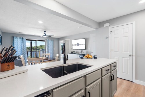Table Rock Shoreline Steps Away, Newly Renovated Condo, Community Pool!