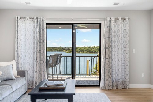 Newly Renovated Condo Steps from Table Rock Shoreline with Community Pool