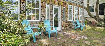 MOONSHINE CREEK on the Davis Canal with DOCK - Sleeps 4 - CLEAN - King Bed