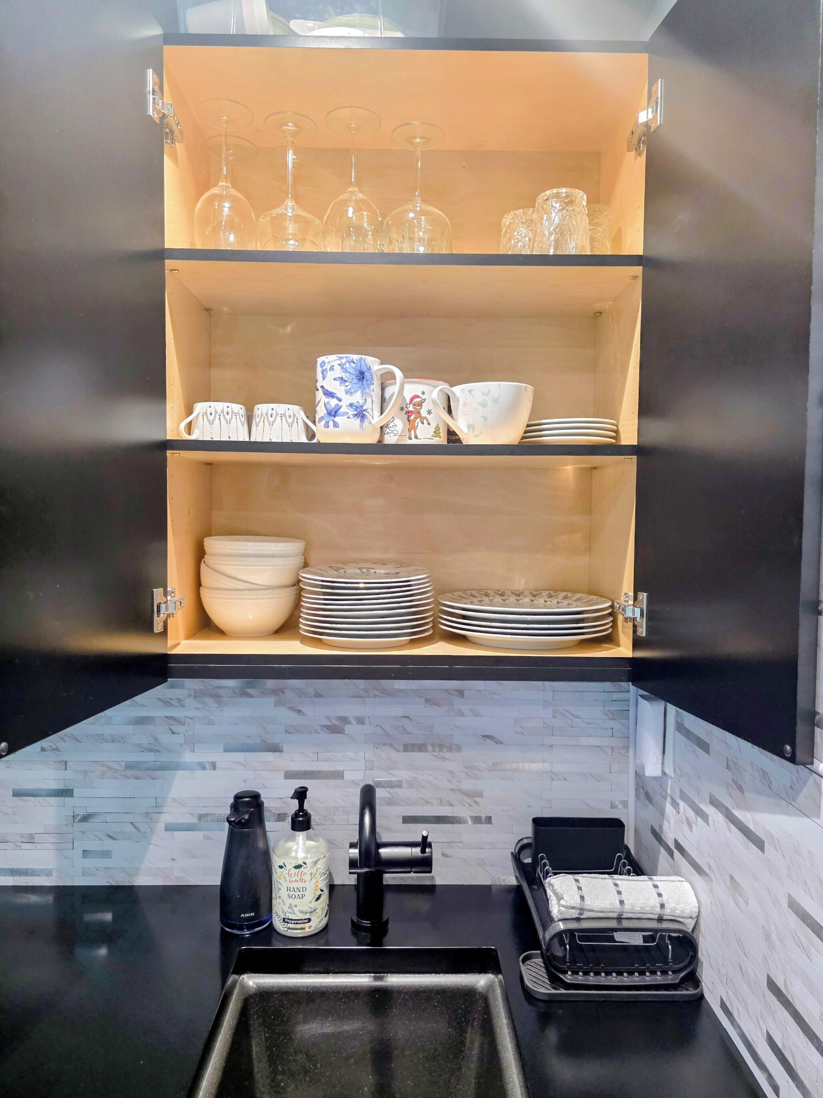 Kühlschrank, Ofen, Herdplatte, Wasserkocher mit Kaffee-/Teezubehör