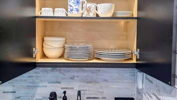 Fridge, oven, stovetop, coffee/tea maker