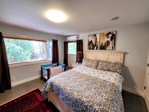 2 Schlafzimmer, Schreibtisch, Bügeleisen/Bügelbrett, Reisekinderbett