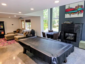 TV connectée, cheminée, livres