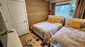 2 habitaciones, escritorio y tabla de planchar con plancha