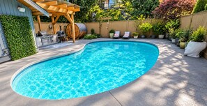 Piscina com deck de madeira e espreguiçadeiras.