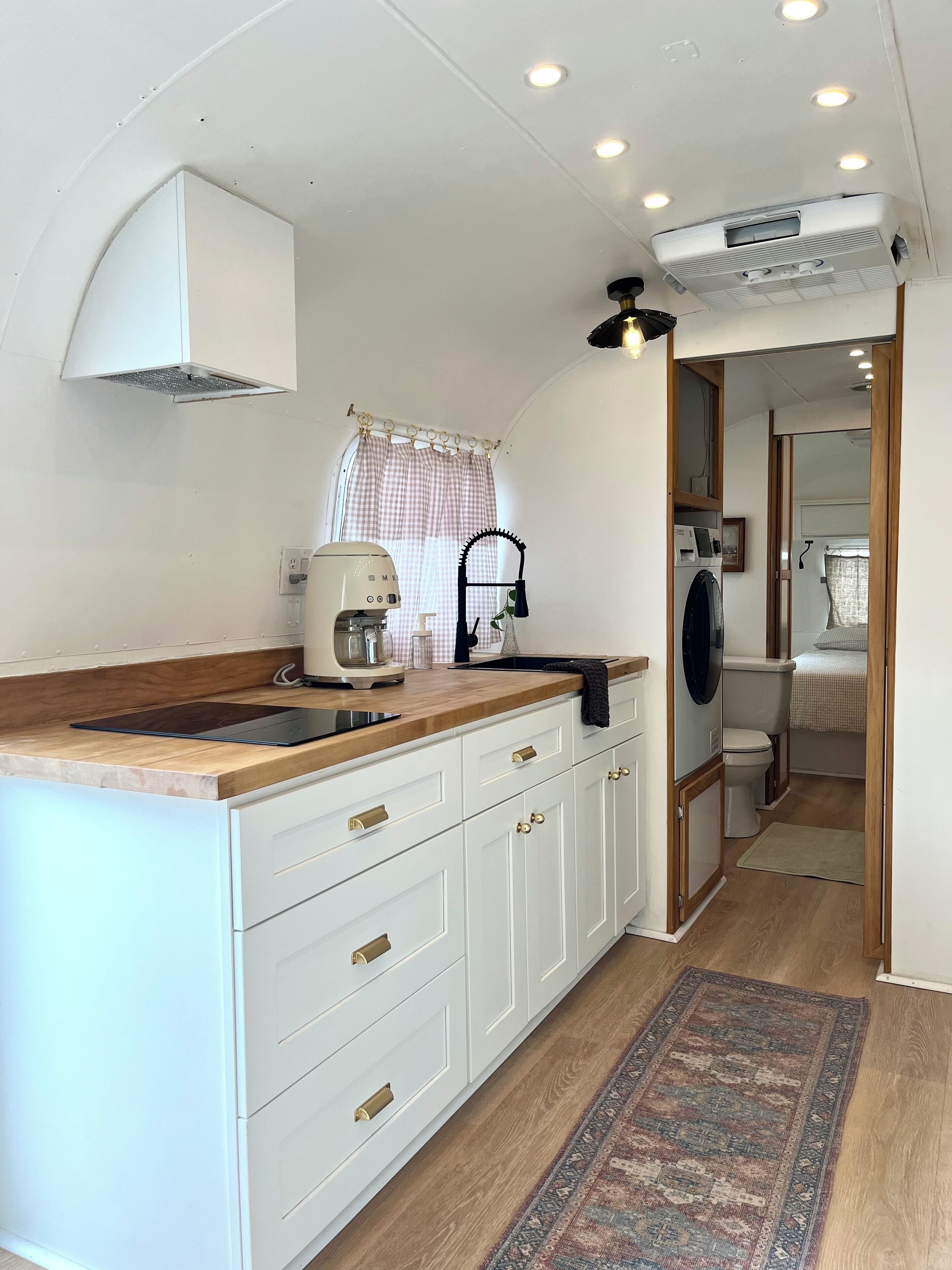 Réfrigérateur, micro-ondes, plaque de cuisson, cafetière/bouilloire