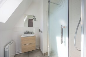 Dusche, Haartrockner, Handtücher