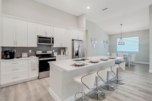 Fridge, microwave, oven, stovetop - Beach Hoppers Poolhouse 1007 - Cape Coral 3b/2ba with pool, Off-Water, HSW Internet (Cape Coral)