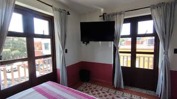Habitación doble clásica, balcón, vista a la ciudad | Wifi gratis