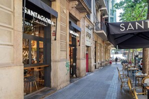 Outdoor dining - Beautiful apartment near Plaza Catalunya (Barcelona)