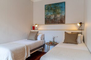 1 habitación, tabla de planchar con plancha, cuna de viaje y wifi 