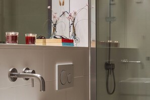 Dusche, Haartrockner, Handtücher, Shampoo